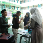 Semangat Berbagi di Bulan Ramadhan: Siswa SMA Darul Hikam Salurkan 200 Paket Sedekah